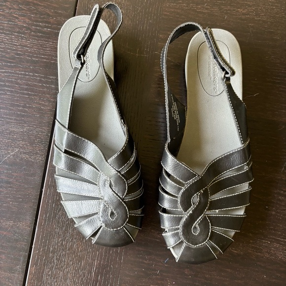 Cloudwalkers Aimee Black Strappy adjustable closed toe flat sandals - Picture 2 of 11